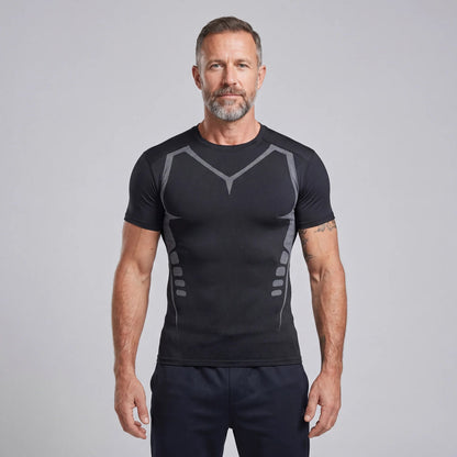 Man draagt het HaltPower T compressie-T-shirt in zwart