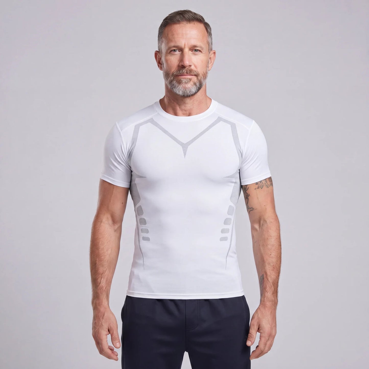 Man draagt het HaltPower T compressie-T-shirt in wit
